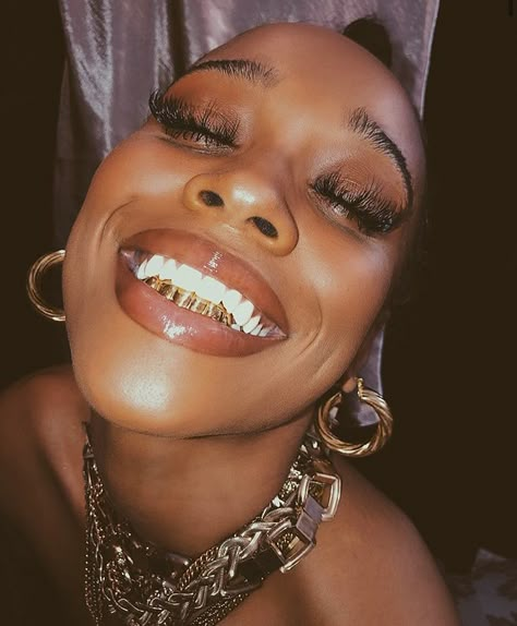 Bottom Grills For Women Gold, Girl With Grills, Zillreck Art, Girls With Grills, Girl Grillz, Grillz Teeth, Grills Teeth, Gold Teeth, Tooth Gem