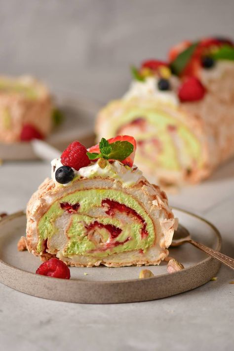 Pavlova Roll, Cafe Banner, Food Photoshoot, Pavlova, Healthy Snacks Recipes, Food Photo, Healthy Snacks, Cake Recipes, Snack Recipes