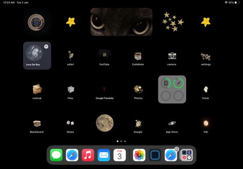 Home 
Screen made by me <333 Black Ipad Homescreen, Ipad Home Screen Layout Ideas, Ipad Dark Aesthetic, Ipad Homescreen Ideas Dark, Ipad Home Screen Ideas, Black Widget, Ipad Home Screen, Ipad Inspo, Ipad Homescreen