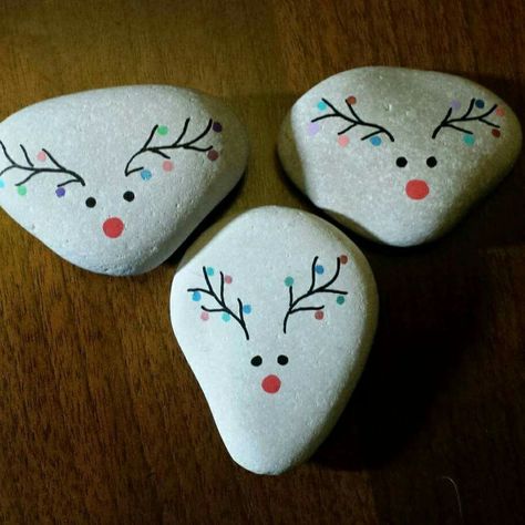 Found on Bing from www.pinterest.nz Christmas Rocks, Art Pierre, Christmas Rock, Painted Rocks Diy, Rock Painting Ideas Easy, Rock Painting Patterns, Rock Painting Designs, Stone Crafts, Rock Painting Art