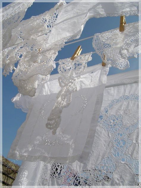 Vintage Laundry, Laundry Drying, Washing Line, Fresh Linen, Linens And Lace, Antique Linens, Decoration Inspiration, Linen Closet, Shades Of White