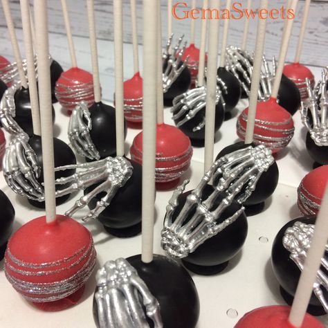 Halloween skull hand cake pops by Gema Sweets. Gothic Cake Pops, Skull Cake Pops, Gothic Wedding Desserts, Goth Cake Pops, Frost Cake, Goth Cakes, Twin Ideas, Goth Birthday, Goth Quotes