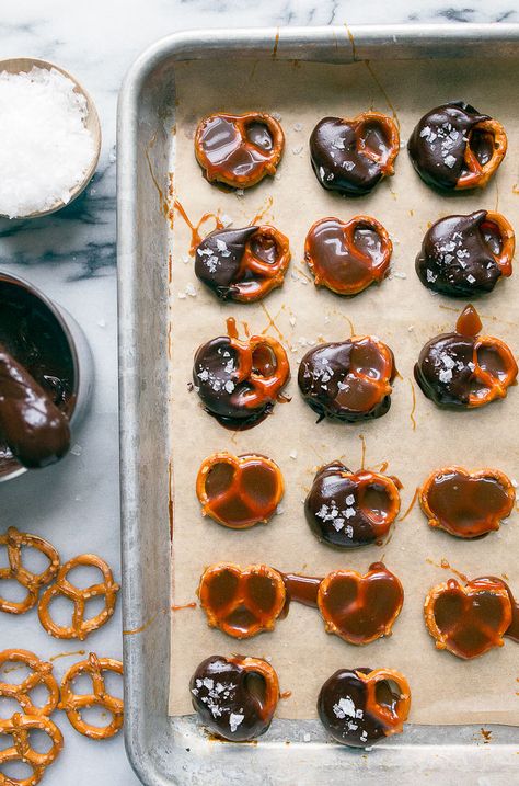 Caramel covered pretzels. By dessert for two Caramel Covered Pretzels, Romantic Desserts For Two, Caramel Pretzel Bites, Desserts For Two, Chocolate Covered Pretzels Recipe, Pretzel Bites Recipe, Pretzel Chips, Pretzel Bites Recipes, Chocolate Caramel Pretzels