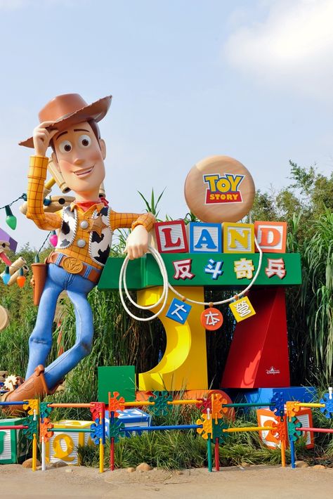 Toy Story Land - Hong Kong  must. go. here. Hk Disneyland, Hongkong Disneyland, Disney Hong Kong, Disney Nostalgia, Disney Videos, Dunia Disney, Toy Story Land, Shanghai Disneyland, Disney Photo Ideas