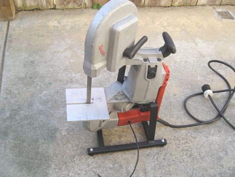 Simplest Plans for a Portable Bandsaw Stand - Very Handy Milwaukee Band Saw Stand, Bandsaw Stand, Diy Bandsaw, Metal Band Saw, Portable Band Saw, Saw Stand, Bandsaw Box, Fabrication Tools, Art Furniture Design