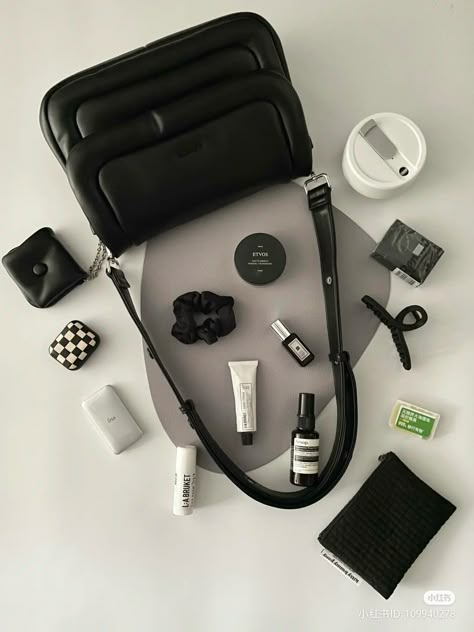 Black Essentials, Porter Bag, What's In My Purse, What's In My Bag, School Bag Essentials, Inside My Bag, Purse Essentials, Color Vibe, Handbag Essentials