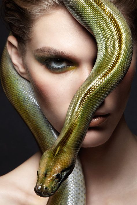 . Snake Girl, Beautiful Snakes, A Snake, Creative Portraits, Beauty And Fashion, Photography Women, Snakes, Beautiful Creatures, Reptiles