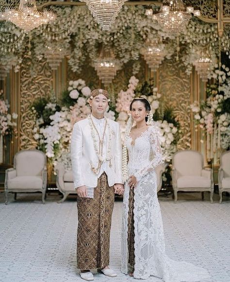 Stupa Caspea on Instagram: “Happily ever after.. M & J.. 🕊 #lovebirds Repost from : @jessechoi_ 📸: @iluminen 🍃 WO: @tiarajosodirdjo_assc @tiarajosodirdjo Decor:…” Nikah Adat Jawa, Indonesian Outfit, Wedding Kebaya, Kebaya Nikah, Adat Sunda, Kebaya Akad, Concept Reference, Indonesia Traditional, Javanese Wedding