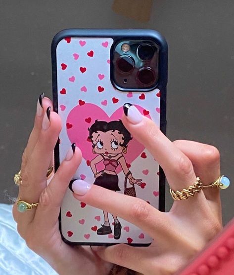 creds: @deaavdulla | y2k phone case betty boops jewelry rings inspo Y2k Phone Case, Y2k Phone, Pretty Iphone Cases, Trendy Phone Cases, Pretty Phone Cases, Aesthetic Phone Case, Iphone Accessories, Cute Cases, Diy Phone