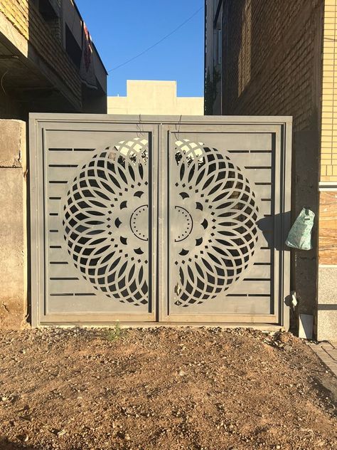 Iron Main Gate Design Modern, Main Gate Design Modern, Modern Iron Gate Designs, Iron Main Gate, Compound Gate, Gate Design Modern, Iron Main Gate Design, Modern Window Grill, Home Gate Design