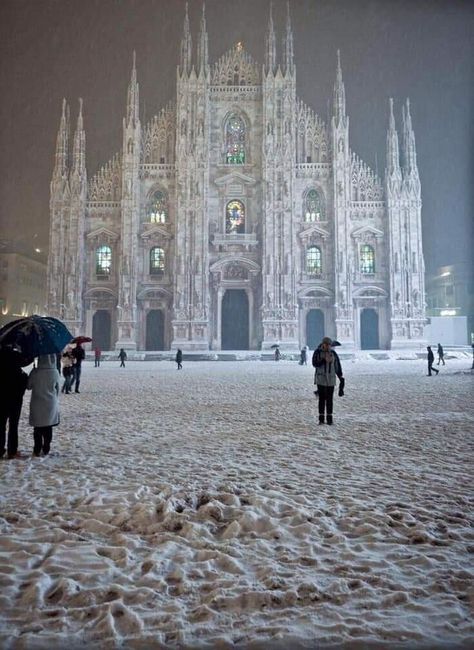 Italy Winter, Milan Cathedral, Milano Italy, Italy Vacation, Milan Italy, Places Around The World, Wonderful Places, Italy Travel, Vacation Spots