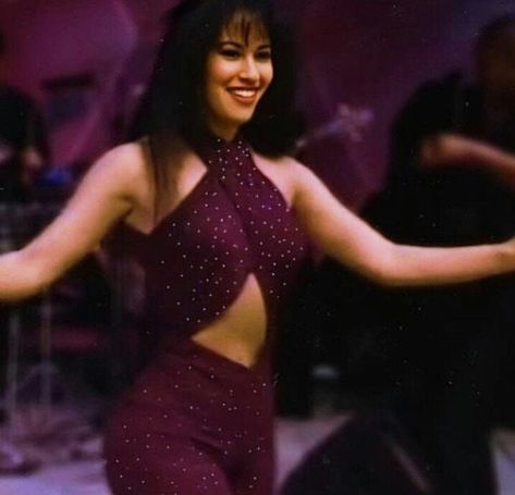 Selena 1995 concert Selena Purple Outfit, Selena Quintanilla Videos, Selena Quintanilla Outfits, Selena Quintanilla Fashion, Selena Pictures, Selena Q, Studio Photography Poses, Selena Quintanilla Perez, Purple Outfits