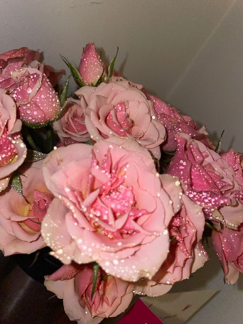 Pink roses in a vase with drops of water on them. The drops of water make the roses sparkle. Glitter Flower Bouquet, Rose Glitter Aesthetic, Pink Glitter Flowers, Glitter Roses Aesthetic, Roses With Glitter On Them, Glitter Rose Bouquet, Level Up Aesthetic, Pink Glam Aesthetic, Pink Aesthetic Roses