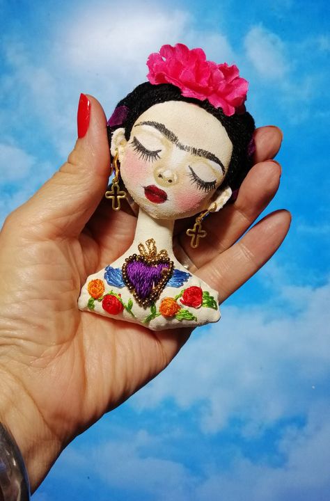 Frida Polymer Clay, Frida Kahlo Doll, Moebius Artist, Textile Art Dolls, Mexican Doll, Frida Art, Fabric Brooch, Art Dolls Cloth, Spirit Dolls