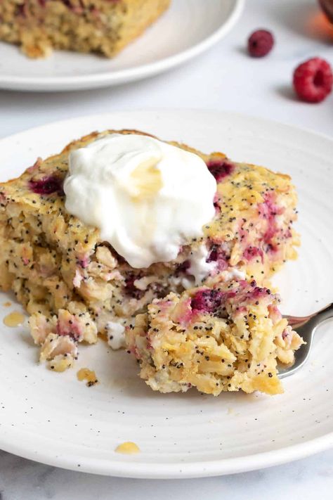 Lemon Raspberry Protein Baked Oatmeal Protein Baked Oatmeal, Make Ahead Breakfasts, Lemon Breakfast, Blueberry Overnight Oats, Protein Baking, Holistic Recipes, Baked Oatmeal Recipes, Gluten Free Oatmeal, Caramelized Bananas