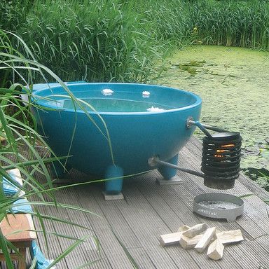 I've also seen these marketed as "Cowboy" hot tubs, but the principle is the same. They are powered by an external wood fire that heats coils connected to the tub.  The difference in temperature then causes convection to circulate the water, bringing cool water in for heating and hot water out into the tub.  While slow, they are quiet, lack many parts (moving or otherwise) to service and can be used "off the grid". I suppose you could also make epic amounts of soup.    Translated: A completel... Luxury Hot Tubs, Diy Hot Tub, Wood Heat, Outdoor Tub, Tub Ideas, Blended Drinks, Outdoor Bath, Rocket Stoves, Outdoor Bathrooms