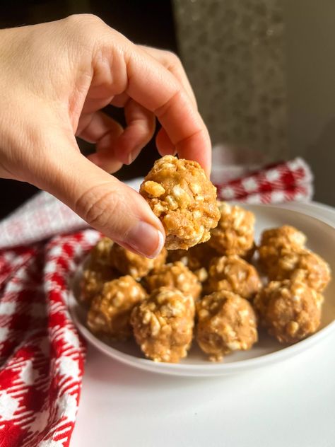 Indulge in Rice Cake Peanut Butter Protein Balls - a healthy, protein-packed snack made with all-natural ingredients. Perfect for post-workout snack! Protein Rice Cakes, Rice Cake Peanut Butter, Rice Cake Balls, Peanut Butter Rice Crispy Treats, Peanut Butter Rice Crispies, Chocolate Rice Cakes, Cake Peanut Butter, Peanut Butter Protein Balls, Cake Ball Recipes