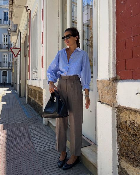 Instagram photo by María Valdés • May 15, 2023 at 9:26 PM Court Attire, Corporate Attire Women, Lawyer Fashion, Business Casual Summer, Corporate Attire, Navy Outfit, Work Chic, Casual Work Outfit, Casual Work Outfits