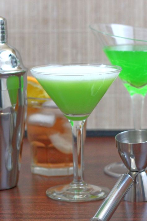 Big Batch Martini Recipe, Cocktails In A Pitcher, Winter Mocktails, Beverage Server, Batch Cocktails, Martini Recipes, Mary J, Margarita Recipes, Drink Recipe