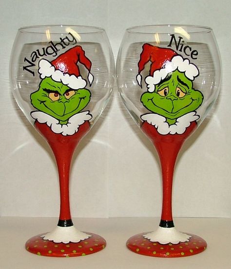 Drink Up Grinches Wine Glass Diy, Christmas Table Centerpieces Diy, Holiday Wine Glasses, Glass Crafts Diy, Grinch Stuff, Christmas Wine Glasses, Table Centerpieces Diy, Dollar Store Christmas Crafts, Wine Glass Designs