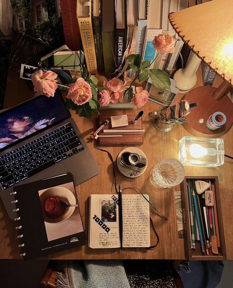 Messy Desk Aesthetic, Vintage Study Desk, Vintage Desk Setup, Vintage Study, Desk Aesthetic, Messy Desk, Study Desk Decor, Vintage Whimsical, Lana Del Rey Vinyl