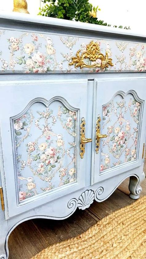 Cottage Cabinet, Oak Bedside Table, Muebles Shabby Chic, Hall Cupboard, Floral Cottage, Oak Bedside Tables, Interior Vintage, Decoupage Furniture, Diy Furniture Renovation