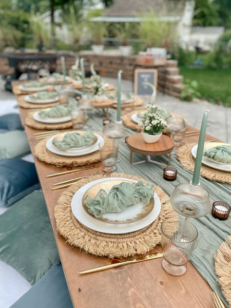 Picnic Party Table Setting, Sage And Gold Table Setting, Sage Green Tea Party, Sage Green Picnic, Boho Chic Picnic, Modern Thanksgiving Table Settings, Luxe Picnic, Chic Dinner Party, Modern Thanksgiving Table