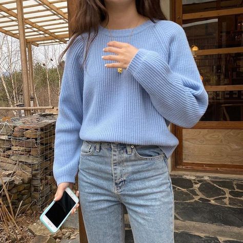 Cute blue color outfit ideas for women & girls Haikyuu Outfits, Blue Jumper Outfit, Blue Sweatshirt Outfit, Color Outfit Ideas, Black Turtleneck Outfit, Blue Sweater Outfit, Sweater And Jeans Outfit, Mcu Dr, Blue Jean Outfits