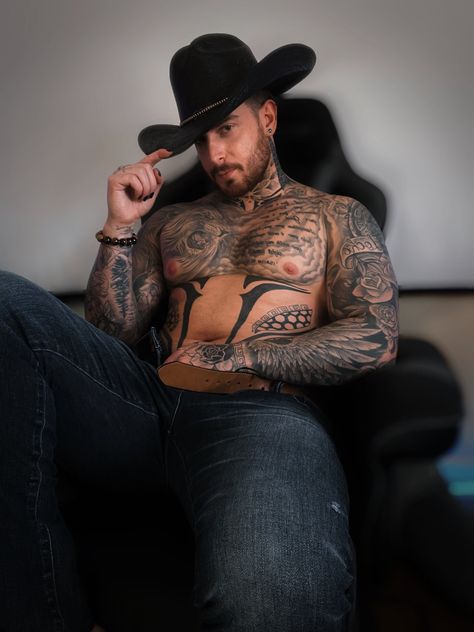 Men Bodies, Interactive Stories, Cowboy Outfits, Inked Men, Tattoos For Guys, Cowboy Hats, Men's Fashion, Rv, Cowboy