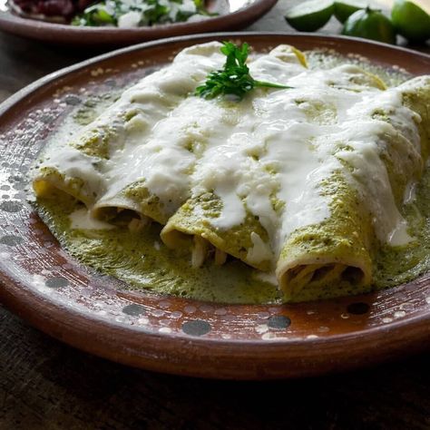 Salsa Verde Enchiladas, Mexican Salsa Verde, Enchiladas Verdes Recipe, Enchiladas Healthy, Enchiladas Suizas, Mexican Cooking, Enchilada Recipes, Healthy Food Motivation, Mexican Food Recipes Authentic