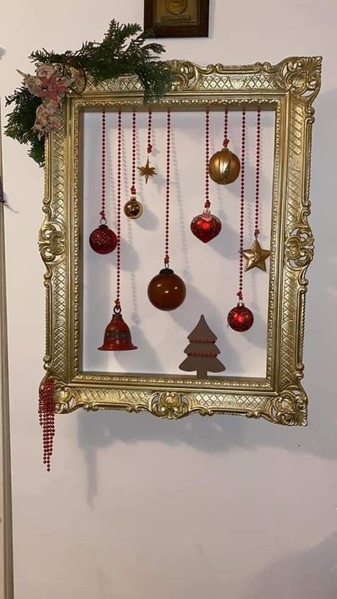 Christmas Frame Decorations, Christmas Picture Frame Ideas, Xmas Photo Frames, Wall Hanging Frames, Christmas Frames Diy, Picture Frame Christmas Ornaments, Christmas Decor Wall, Xmas Frames, Christmas Shop Window