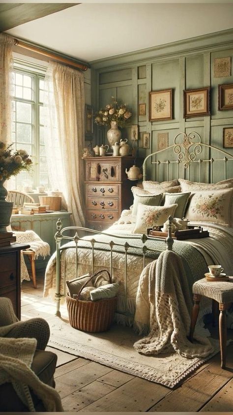 English Bedroom, Cottagecore Bedroom, Casa Country, Casa Vintage, Cottage Bedroom, Iron Bed, Country Bedroom, Dreamy Bedrooms, Bedroom Green