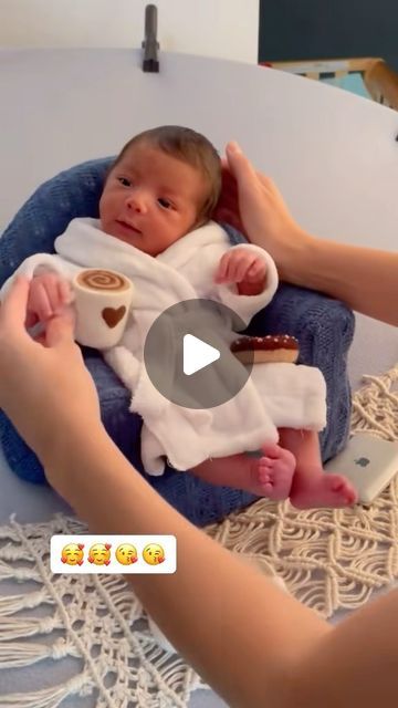 Newborn Baby Videos, Baby Girl Videography, Babies Laughing Video, How To Bathe A Newborn Videos, Funny Babies Laughing, Newborn Video, Toddler Videos, Baby Ootd, Funny Baby Memes