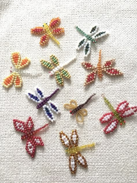 BEAD PATTERNS FOR BRACELETS #BeadPatterns Cool Beading Ideas, Cute Bead Embroidery, Seed Beads Crafts, Dragonfly Bead Pattern, Embroidered Beads On Clothes, Small Bead Crafts, Beaded Things To Make, Simple Beaded Embroidery, Simple Beading Patterns