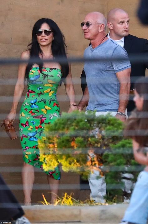 Hermes Birkin Mini, Strapless Green Dress, Brunette Black Hair, Nobu Malibu, Engagement Finger, Lauren Sanchez, Long Dark Hair, Exotic Women, Jeff Bezos