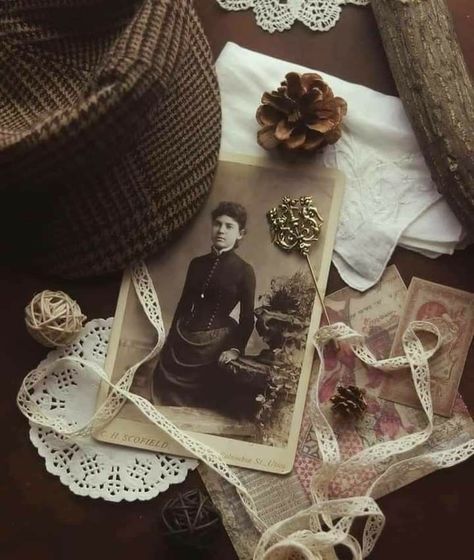 Dark Academia Photography, Vintage Flatlay, Ancestry Art, Cozy Academia, Ku Art, Countryside Fashion, Dusty Attic, Still Life Pictures, Victorian Portraits