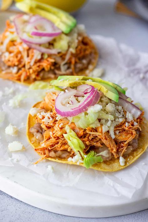 American Recipes Dinner, Chicken Tinga Tostadas, Tinga Tostadas, Mexican Main Dishes, Healthy Taco Recipes, Chicken Tinga, Tostada Recipes, Healthy Tacos Salad, Avocado Recipe