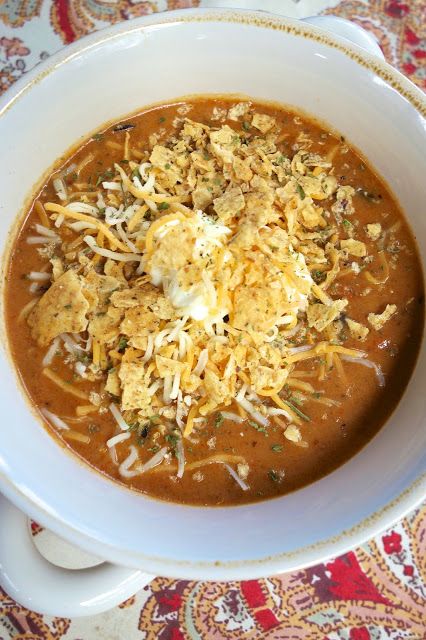 Beefy Nacho Soup - ready in 15 minutes!! Ground beef, taco seasoning, cheese soup, black bans, Rotel, milk - top with more cheese, tortilla chips and sour cream. This soup is ridiculously good! I love that it only takes about 15 minutes. Use mild Rotel if worried about the heat. Nacho Soup Recipe, Nacho Soup, Plain Chicken, Soups Stews Chilis, Savory Soups, Soup Chili, Soup And Stew, Cheese Soup, Soup And Sandwich