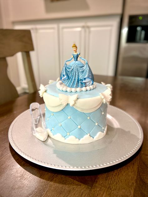 Cinderella cake #disney #cinderellacake #elleiciawalters #bakenbits #cakestagram #influencer #followme Cinderella Birthday Party Food, Cinderella Party Cake, Cinderella Cake Design, Cinderella Cake Ideas, Cinderella Theme Cake, Cinderella Birthday Party Decorations, Cinderella Cake Designs, Cinderella Birthday Cake, Cinderella Theme