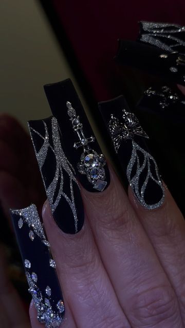 Black And Silver Homecoming Nails, Jinx Fashion, Black Grey And White Nails, Black And Gray Nail Designs, Black And White Wedding Nails, Black Prom Nails Acrylic, Black And Tan Nails, Black And Silver Nails Ideas, Black And Silver Nail Designs