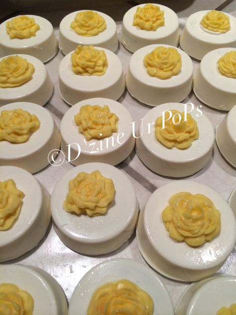 Yellow Rose chocolate covered Oreos #dzineurpops Rose Chocolate, White Chocolate Covered, Cookies Branding, Sweet 17, Chocolate Oreo, Covered Oreos, Chocolate Oreos, Treat Ideas, Chocolate Covered Oreos