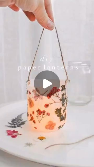 Diy Flower Lanterns, Cute Things To Do With Dried Flowers, Jar Diy Decoration, How To Make Paper Decorations, Uses For Dried Flowers, Easy Paper Decorations Diy, Making Paint From Flowers, Dried Flower Lantern, Decorating With Leaves