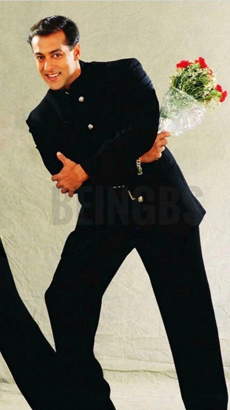 Salman Khan Aesthetic, Indian Groom Dress, 90s Bollywood Aesthetic, Salman Khan Photo, Karisma Kapoor, 90s Bollywood, Bollywood Outfits, Madhuri Dixit, Akshay Kumar