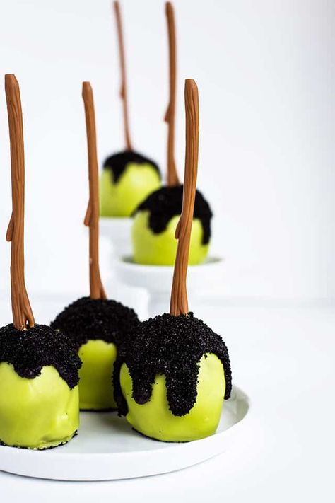 Poison Apple Cake, Halloween Cake Pop Recipes, Comidas Halloween, Cake Pucks, Halloween Sweet Treats, Apple Cake Pops, Halloween Apples, Cake Inside, Sanding Sugar