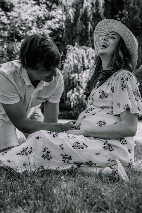 Candid Pregnancy Photos, Candid Maternity Shoot, Classic Maternity Photos, Vintage Pregnancy Pictures, Candid Maternity Photography, Fun Maternity Pictures, Prego Photoshoot, Vintage Maternity Shoot, Pregnancy Poses