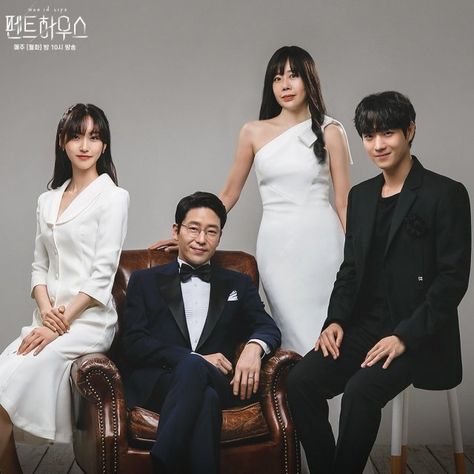 Penthouse Drama, Penthouse Kdrama, Family Photo Studio, Kim Young-dae, Girls Short Haircuts, The Penthouse, Family Photo Pose, Architecture Model Making, Family Posing