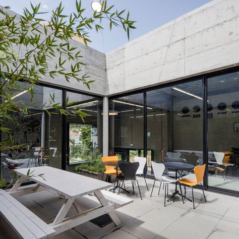 Inloki Plays With Indoor/Outdoor Space for an Outsystems Office in Portugal Office Outdoor Area, Corporate Outdoor Space, Outdoor Meeting Room, Indoor Outdoor Office, Office Outdoor Design, Office Terrace Design, Office Outdoor Space, Outdoor Working Space, Meeting Room Design Creative