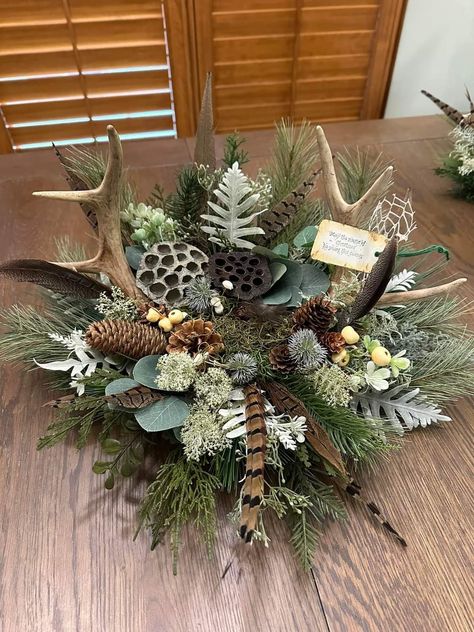 Deer Antler Centerpieces, Wild Game Dinner Decorations, Antler Christmas Decor, Antler Centerpiece, Rustic Flower Arrangements, Antler Ideas, Antler Mount, Candle Holder Crafts, Antler Decor