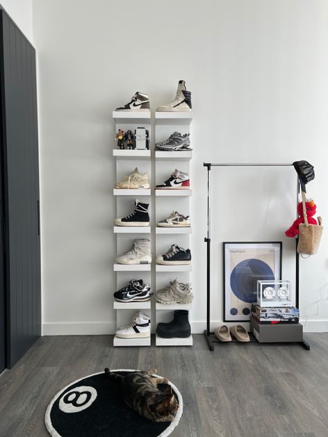 Boy Room Inspo Aesthetic, Bathroom Decor Hypebeast, Dope Bedroom Ideas, Wall Decor Hypebeast, Hypebeast Room Wall Shelves, House Decor Hypebeast, Room Decor Sneakerhead, Mens Room Decor, Sneakerhead Room