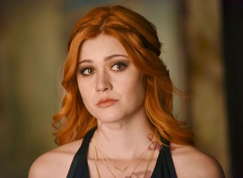 Clary Fray Hair, Katherine Mcnamara Red Hair, Clary Fray Outfit, Dominique Weasley, Clary Fairchild, Superhero Series, Kat Mcnamara, Shadowhunters Tv Show, Natural Red Hair